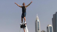 Selain berjemur, David Luiz juga terlihat asyik main Fly Board. Sepertinya seru ya! (Instagram/David Luiz)