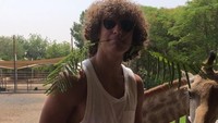 Sahabat Thiago Silva ini juga asyik memberi makan jerapah, bukan dengan tangan, melainkan langsung dari mulutnya. Iseng amat! (Instagram/David Luiz)