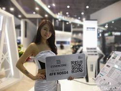 SPG Cantik Segarkan Pameran Teknologi Terbesar Asia