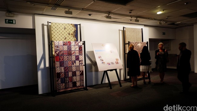 Ini bagaikan sebuah koleksi seni. Sangat, sangat indah, kata salah satu tamu bernama Joan Calhill kepada Wolipop selepas peragaan. Pensiunan UNESCO dari Irlandia yang sudah lima tahun tinggal di Paris ini, juga menambahkan, koleksi yang ditampilkan sangat kekinian tanpa meninggalkan ciri khas batik itu sendiri. Menurutnya, rancangan tiga desainer akan sangat diterima oleh masyarakat Paris yang fashionable. Foto: Daniel Ngantung/Wolipop