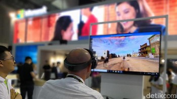 Tak kalah ramai, booth Microsoft juga menampilkan teknologi VR terbarunya. (Foto: detIkINET/Muhamad Reza Sulaiman)