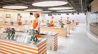Foto: Dibuat dengan interaktif, pengunjung juga bisa membuat mie instant dalam cup dengan desain yang dibuat sendiri lho! (Instant Ramen Museum)