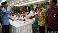 Melalui pemberian modal pinjaman tanpa agunan ini, pengusaha kecil diharapkan mampu mengembangkan usahanya. 