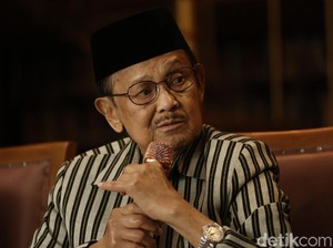 BJ Habibie Dirawat di RSPAD karena Kelelahan
