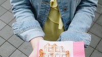 Ini juga bukti kalau ia suka kulineran saat plesiran. Pertengahan tahun lalu, Grace berkunjung ke Belanda dan membeli waffle kesukaannya. Nggak ada yg ngalahin enaknya..., tulisnya. Foto: Instagram gracenat