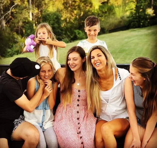 Ibu enam orang anak kandung dan dua anak tiri ini pun memberi tips untuk para ibu yang kesulitan cari waktu olahraga. Foto: Instagram Tenille Duncan