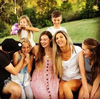 Ibu enam orang anak kandung dan dua anak tiri ini pun memberi tips untuk para ibu yang kesulitan cari waktu olahraga. Foto: Instagram Tenille Duncan