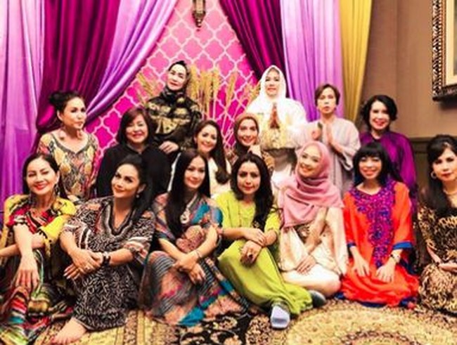 Mayangsari mengundang gank sosialitanya Kepompong untuk berbuka di rumahnya. Gank Kepompong ini selain Mayangsari ada juga Krisdayanti, Arzetti Bilbina, Lucky Resha, Inggrid Kansil dan Iis Dahlia. Foto: Instagram
