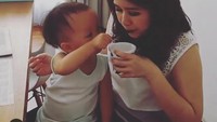 Biasanya mama yg suapin kenzo, sekarang gantian deh, tulis Grace. Duh, dua tahun lalu anaknya sudah bisa menyuapi Grace es krim. Foto: Instagram gracenat