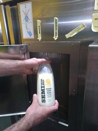 Supermarket Skotlandia Jual Susu di Vending Machine Untuk Kurangi Limbah Plastik