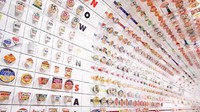 Foto: Terdapat Instant Noodle Tunnel berisi tentang sejarah perkembangan mie instan di Jepang dari awal industri tahun 1958-2000-an. Lorong waktu ini ditandai dengan penempatan kemasan mie instan di dinding (Instant Ramen Museum)