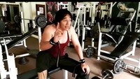 Binaragawan ini mengaku berolahraga sebanyak tiga kali seminggu di rumah atau di tempat kebugaran. Pada akhir pekan, jika sempat ia memilih berenang. (Foto: Instagram/agunghercules88)