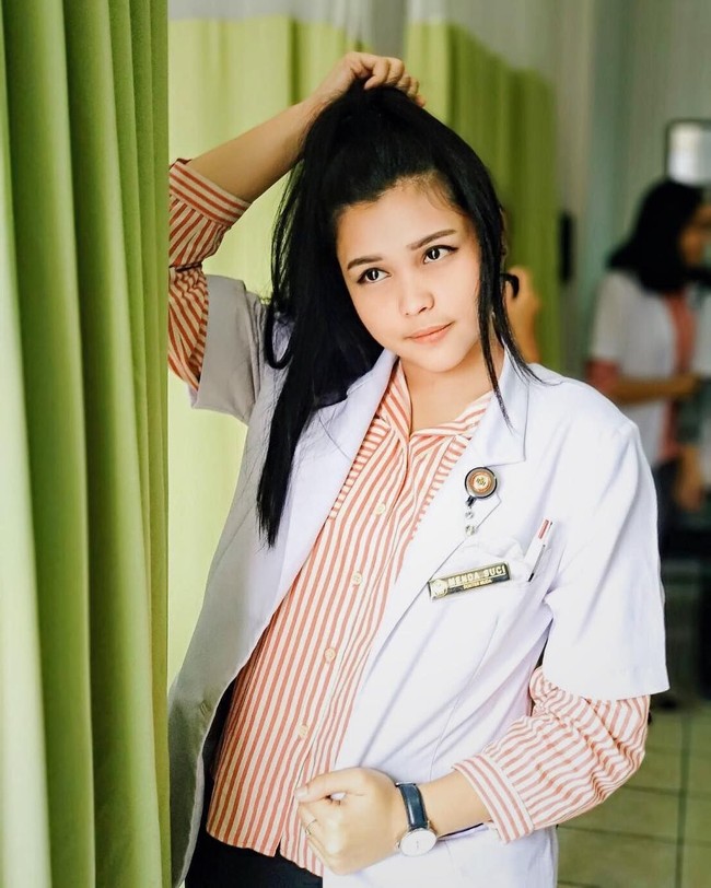 Kenalan dengan Menda Suci, dokter cantik yang sering dibilang mirip artis Korea dan populer di media sosial. Foto: Instagram @mendasuci
