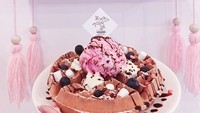 Soal menu, La Fleur Cafe juga nggak main-main nih. Salah satu yang bisa dicicip adalah waffle bertopping es krim strawberry, marshmallow dan saus cokelat. Foto: Istimewa