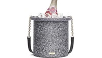 Tas ini di desain seperti wadah untuk menaruh champagne. Kerlipan dari warna perak yang cerah, menambah kesan elegan dari tas ini. Foto: Istimewa