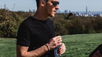 Mengenakan kacamata hitam, pemain bola dari klub Arsenal ini terlihat keren. Padahal cuma sedang minum aja. Foto: Instagram @m10_official