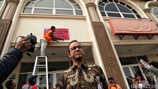 Anies saat menyegel bangunan di kawasan reklamasi /