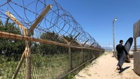 Korean Demilitarized Zone (DMZ) atau Garis Demarkasi Militer Korea ini adalah tanah tak bertuan sekitar 48 kilometer sebelah utara Kota Seoul. Didirikan setelah adanya Perjanjian Gencatan Senjata Perang Korea pada tahun 1953 (CNN Travel)