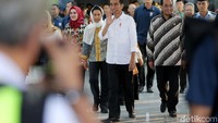Menhub Budi Karya Sumadi juga mendampingi Jokowi meresmikan terminal baru Bandara Internasional Ahmad Yani.
