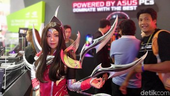 Tak jarang para booth babes diajak foto bersama oleh pengunjung. (Foto: detIkINET/Muhamad Reza Sulaiman)