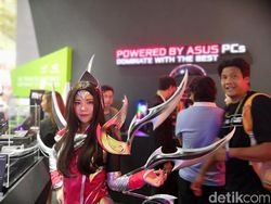 SPG Cantik Segarkan Pameran Teknologi Terbesar Asia