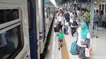 Pemudik Mulai Padati Stasiun Senen