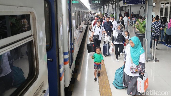 H-8 jelang Hari Raya Idul Fitri arus mudik mulai merangkak naik. Stasiun Senen yang melayani rute perjalanan kereta hingga timur pulau jawa mulai penuh pemudik.