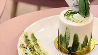 Nggak melulu warna pink, ada juga cake warna putih dan hijau seperti ini. Pelengkap macarons berwarna senada mempercantik tampilan dessert. Foto: Istimewa