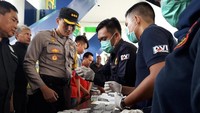Kapolres Bekasi Kombes Indarto memimpin tes urine ini. Tes urine dilakukan untuk menjamin keamanan dan keselamatan penumpang dari faktor sopir yang terpengaruh narkotika. (Foto: Isal Mawardi-detikcom)