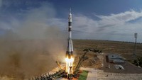 Roket Soyuz ini merupakan buatan Rusia.  (Shamil Zhumatov/Reuters)