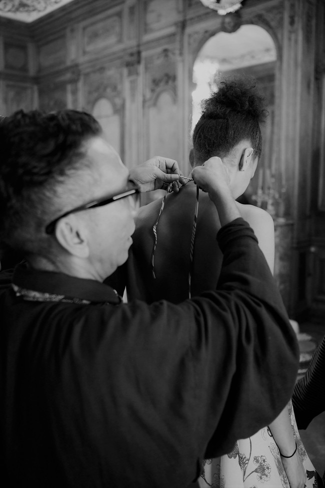 Sentuhan terakhir Bang Edo untuk model jelang Batik for the World. Foto: Instagram Rio Motret