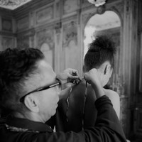 Sentuhan terakhir Bang Edo untuk model jelang Batik for the World. Foto: Instagram Rio Motret