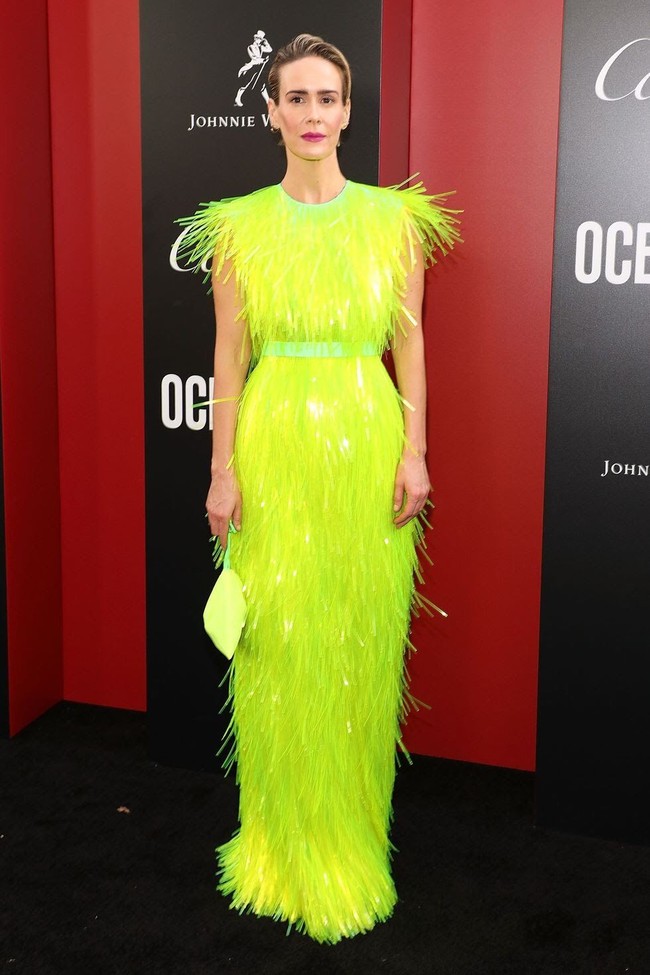 Sarah Paulson sukses mencuri atensi ketika ia tampil berbalut gaun warna neon rancangan Prada. Detail fringe dari gaun tampak quirky namun tetap stylish dengan siluet yang jatuh mengikuti bentuk tubuh. Foto: Ist.
