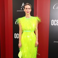 Sarah Paulson sukses mencuri atensi ketika ia tampil berbalut gaun warna neon rancangan Prada. Detail fringe dari gaun tampak quirky namun tetap stylish dengan siluet yang jatuh mengikuti bentuk tubuh. Foto: Ist.
