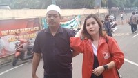 Grace tiba di gedung SPKT Polda Metro Jaya didampingi oleh sejumlah kader PSI dan kuasa hukumnya Muannas Alaidid. (Foto: Kanavino-detikcom)