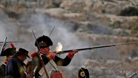 Penduduk Malta yang kehilangan kebebasan negaranya mulai mendapatkan harapan setelah Angkatan Laut Kerajaan Inggris menghancurkan Armada Mediterania Perancis pada Pertempuran Nil. Inggris dibantu para penduduk asli Malta melawan pemerintahan Perancis. Darrin Zamit Lupi/Reuters.