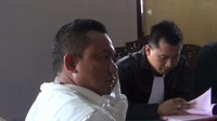 Bahkan hakim masih sempat menyarankan terdakwa untuk konsultasi dengan pengacara. Namun mantan politisi partai Gerindra ini tetap kukuh pada jawabannya yang menerima vonis tanpa pikir-pikir.