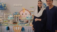 Berpose bersama istrinya saat acara syukuran aqiqah putra keduanya. Di meja panjang terlihat ada banyak suguhan kue mulai dari cake, cupacakes hingga cake pop. Foto: instagram @adinugroho_st