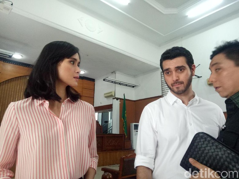 Jelang Putusan, Fachri Albar Minta Didoakan Jelang Putusan, Fachri Albar Minta Didoakan