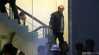Terakhir, lelaki berjaket hijau lumut yang dibawa masuk oleh KPK.