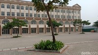 Sementara suasana di Pulau D ini sepi. Semua bangunan rumah dan toko tertutup, begitu juga dengan foodcourt. Tak ada proses pembangunan yang berlangsung.