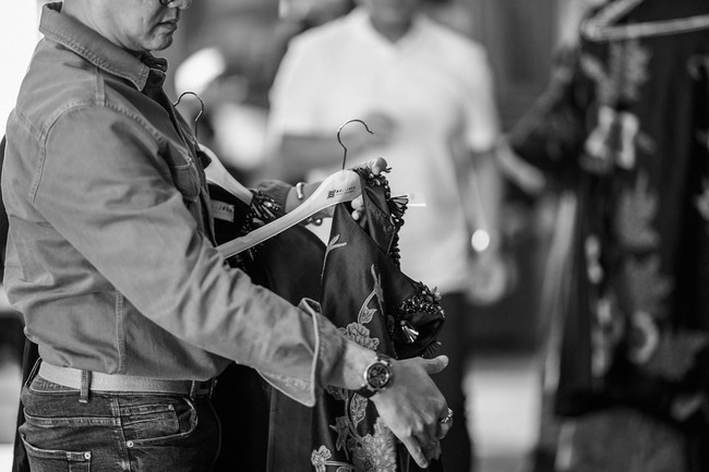 Koleksi rancangan Denny Wirawan tengah dipersiapkan beberapa hari sebelum acara berlangsung. Denny mengangkat keindahan batik khas Kudus, Jawa Tengah. Foto: Instagram Rio Motret