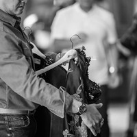 Koleksi rancangan Denny Wirawan tengah dipersiapkan beberapa hari sebelum acara berlangsung. Denny mengangkat keindahan batik khas Kudus, Jawa Tengah. Foto: Instagram Rio Motret