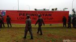 Suasana Penyegelan Bangunan Pulau Reklamasi D yang Dipimpin Anies