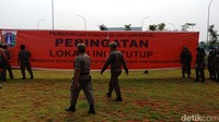 Spanduk peringatan lokasi penyegelan dipasang oleh tim Satpol PP.