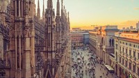 Momen senja dari Katedral Milan, Italia. Westend61/Getty Images.