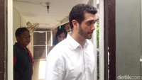 Setelah bebarapa persidangan, kini Fachri Albar dituntut sembilan bulan di rehabilitas dan di bui selama tiga bulan. Foto: Veynindia