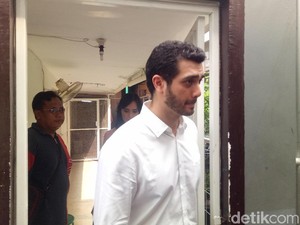 Senyum Lebar Fachri Albar Divonis Rehabilitasi atas Kasus Narkobanya