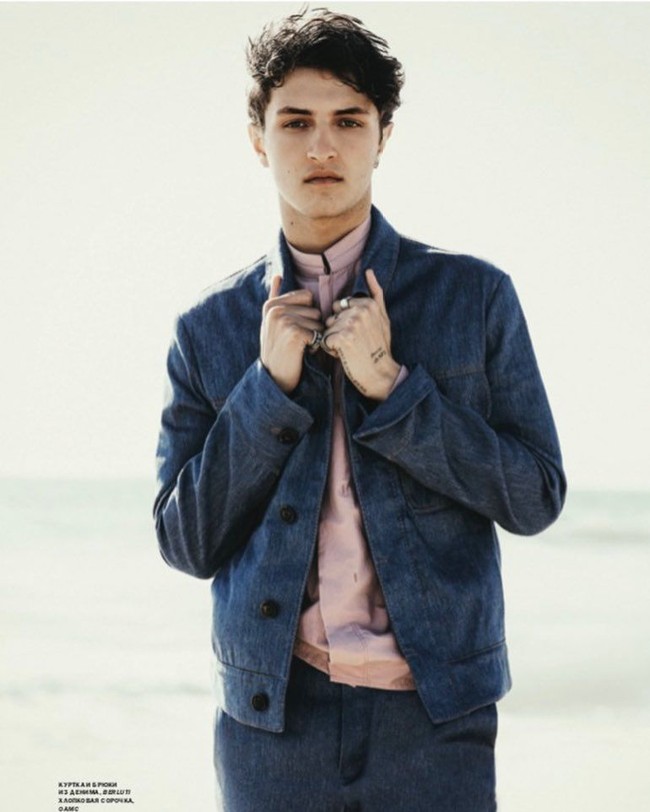 Anwar Hadid adalah adik dari Gigi dan Bella Hadid. Ia adalah anak ketiga dari pasangan Mohamed dan Yolanda Hadid. Foto: Dok. Instagram/Anwar Hadid