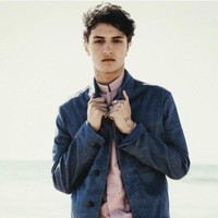 Anwar Hadid adalah adik dari Gigi dan Bella Hadid. Ia adalah anak ketiga dari pasangan Mohamed dan Yolanda Hadid. Foto: Dok. Instagram/Anwar Hadid